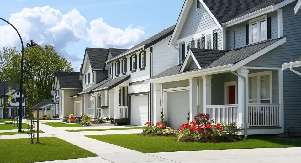 The exterior of a row of houses in a neighborhood